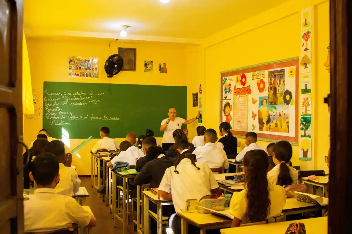 Estiman que docentes de colegios privados perciben entre 330 y 380 dólares mensuales