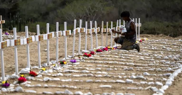 Más de 150 cuerpos sin identificar fueron enterrados en cementerio de Catia La Mar tras los terremotos